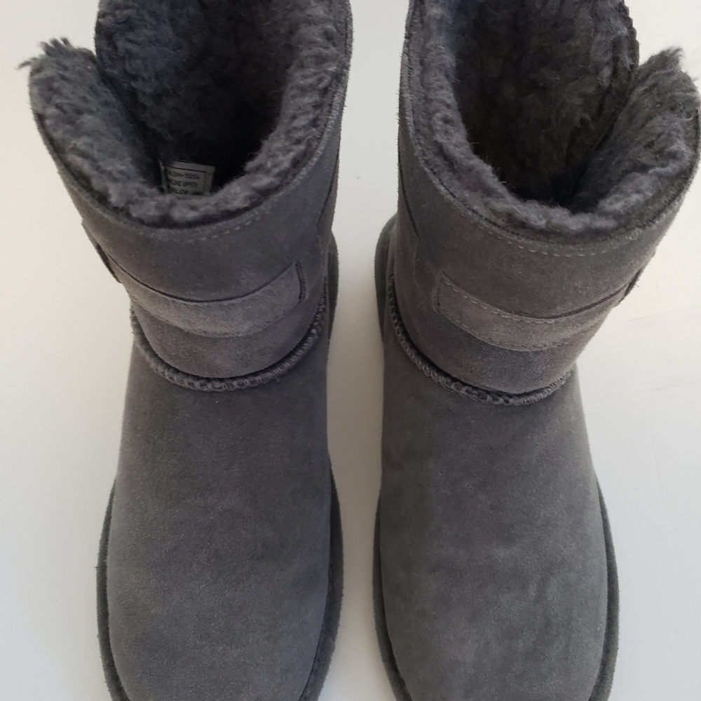 Womens Bearpaw boots.
